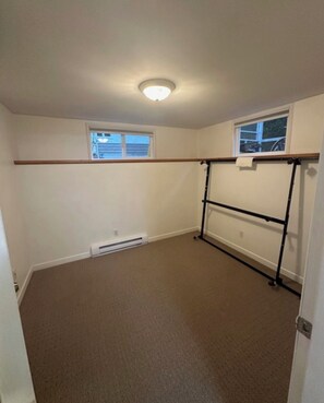 Interior - Steps To University of Victoria and Cadboro Bay Beach. 3 bed 2 bath (Victoria)