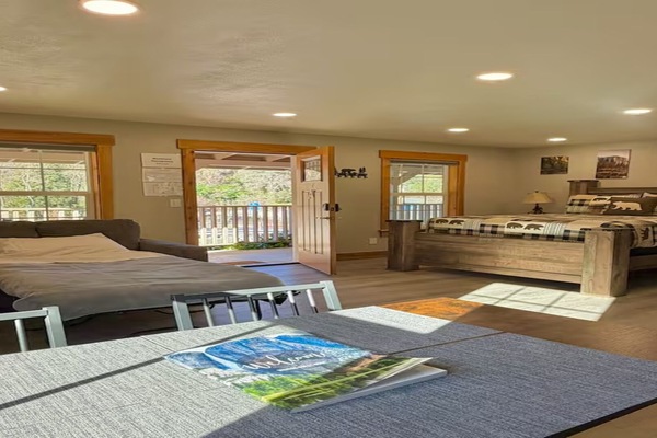 2 bedrooms, desk, WiFi (free), bed sheets