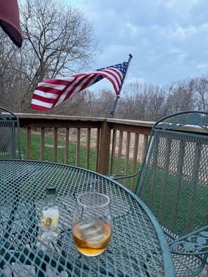 Outdoor dining - Welcome to your quaint peaceful getaway in the heart of small-town Indiana! (Roann)