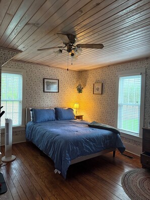 2 bedrooms, iron/ironing board, free WiFi, bed sheets - Welcome to your quaint peaceful getaway in the heart of small-town Indiana! (Roann)
