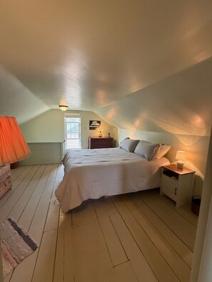 Room - Welcome to your quaint peaceful getaway in the heart of small-town Indiana! (Roann)