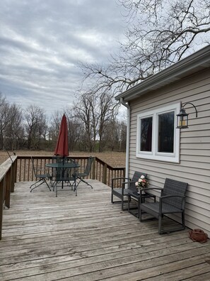 Outdoor dining - Welcome to your quaint peaceful getaway in the heart of small-town Indiana! (Roann)