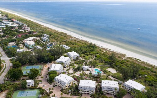 2-bedroom Beachfront resort in charming Sanibel!