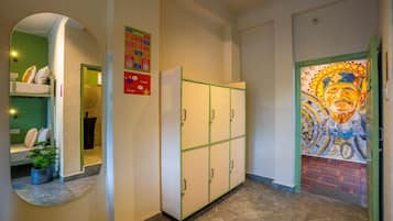 A bed in 6 Bed Mixed Dorm | Room amenity