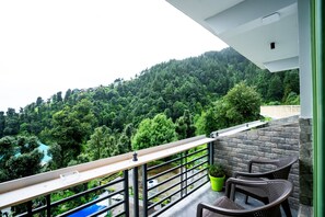 Standard Room | Balcony view - PACK Dharamkot (Dharamshala)