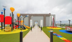 Children’s area - Top-Floor Huge 3-Bedroom Apartment Steps From The Beach (Cartagena)