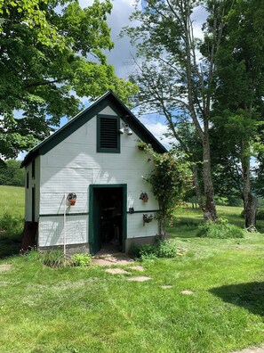 Exterior - Tremendous 4-bedroom farmhouse with AC, Sauna and 90acres in charming Roscoe (Roscoe)