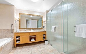 Douche, sèche-cheveux, serviettes fournies, shampoing