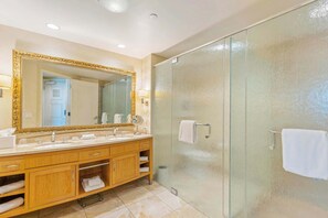 Shower, hair dryer, shampoo - Modern Renovated Studio in Trump (Las Vegas)