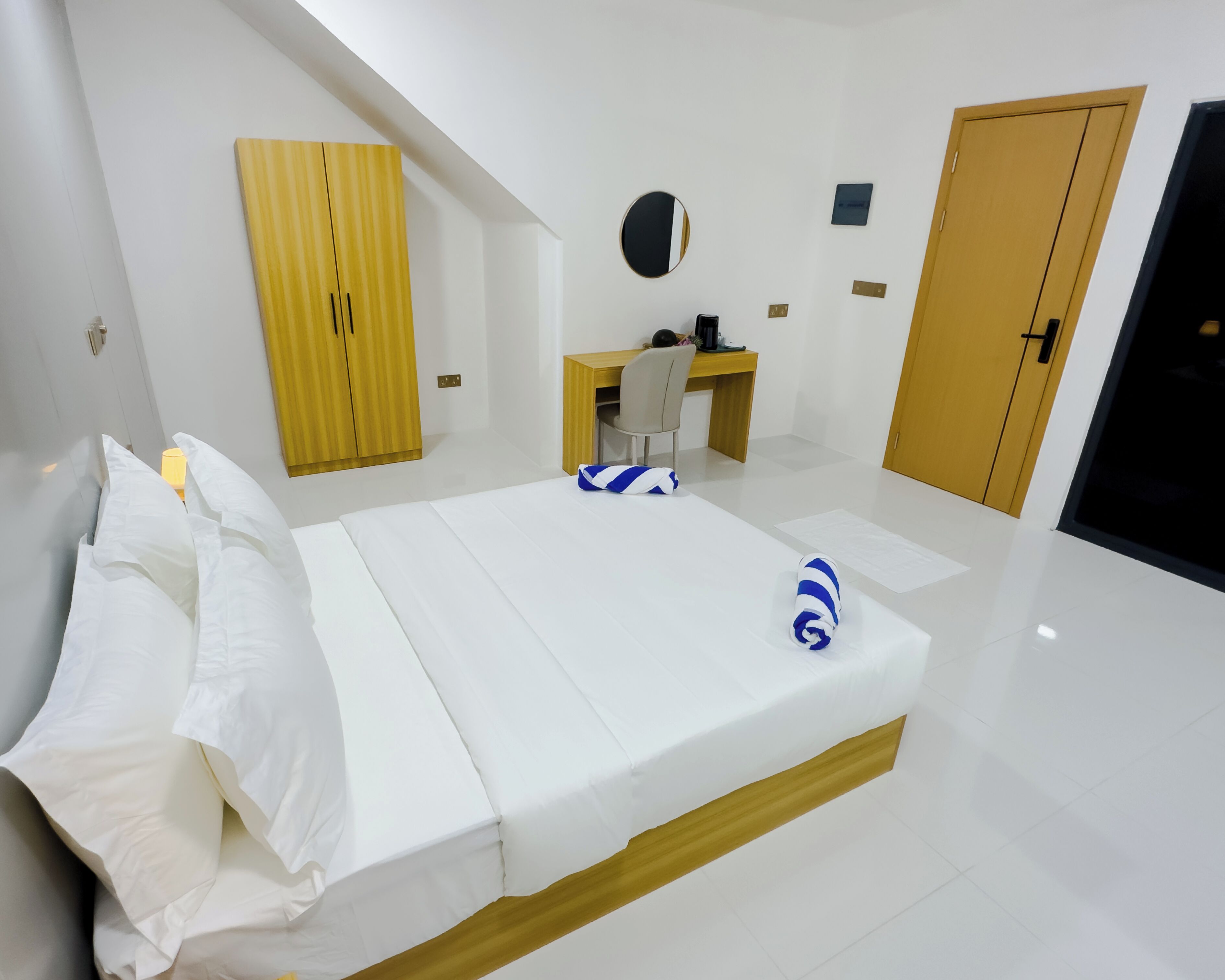 Comfort Room, 1 Queen Bed, Garden Area | Premium bedding, minibar, desk, laptop workspace