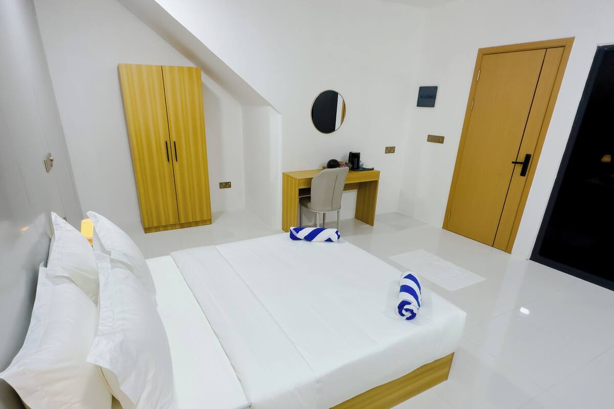 Comfort Room, 1 Queen Bed, Garden Area