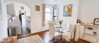 Bright 3 bedroom townhouse near city centre