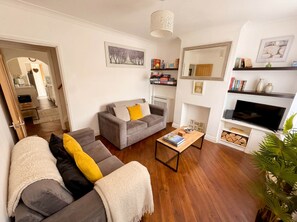 TV - Bright 3 bedroom townhouse near city centre (Norwich)