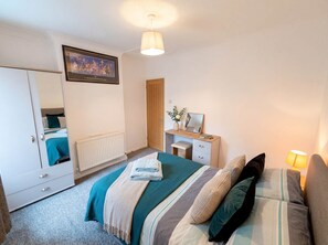 3 habitaciones, tabla de planchar con plancha, wifi y ropa de cama 