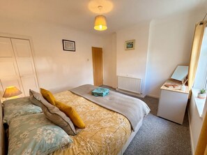 3 habitaciones, tabla de planchar con plancha, wifi y ropa de cama 
