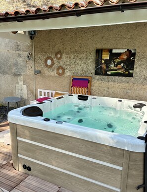 A hot tub with a wooden exterior, a tiled roof, and a wall-mounted picture. - Large, quiet family home with jacuzzi in the heart of Cognac (Cognac)