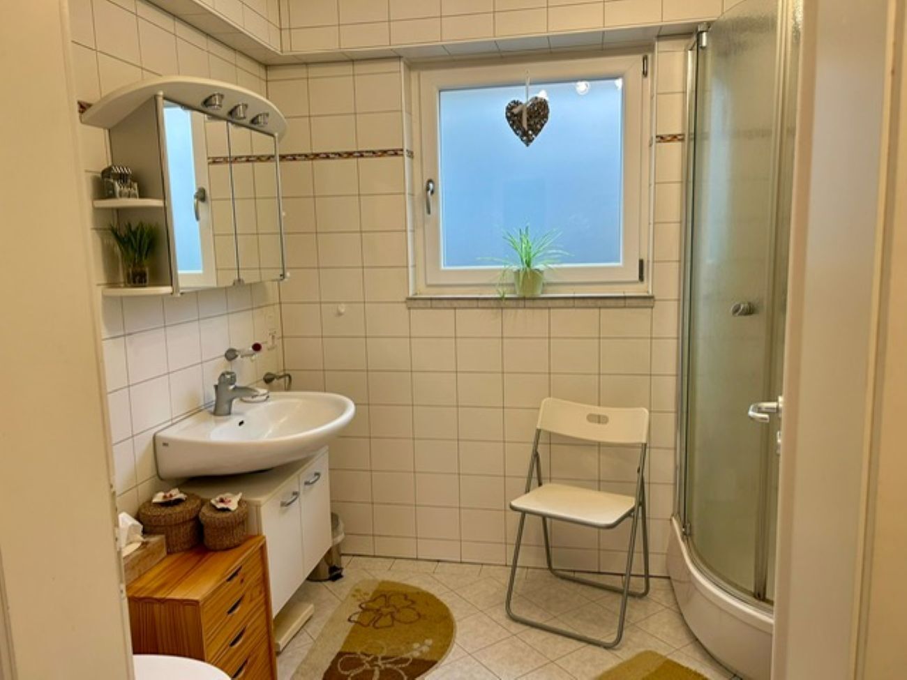 Haartrockner, Handtücher, Seife, Toilettenpapier
