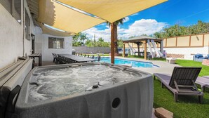A hot tub, outdoor seating, a pool, and a covered patio area. - Pool • Hot tub • Arcades • Air Hockey • Foosball • Mini-Golf • 20 Guests (Las Vegas)