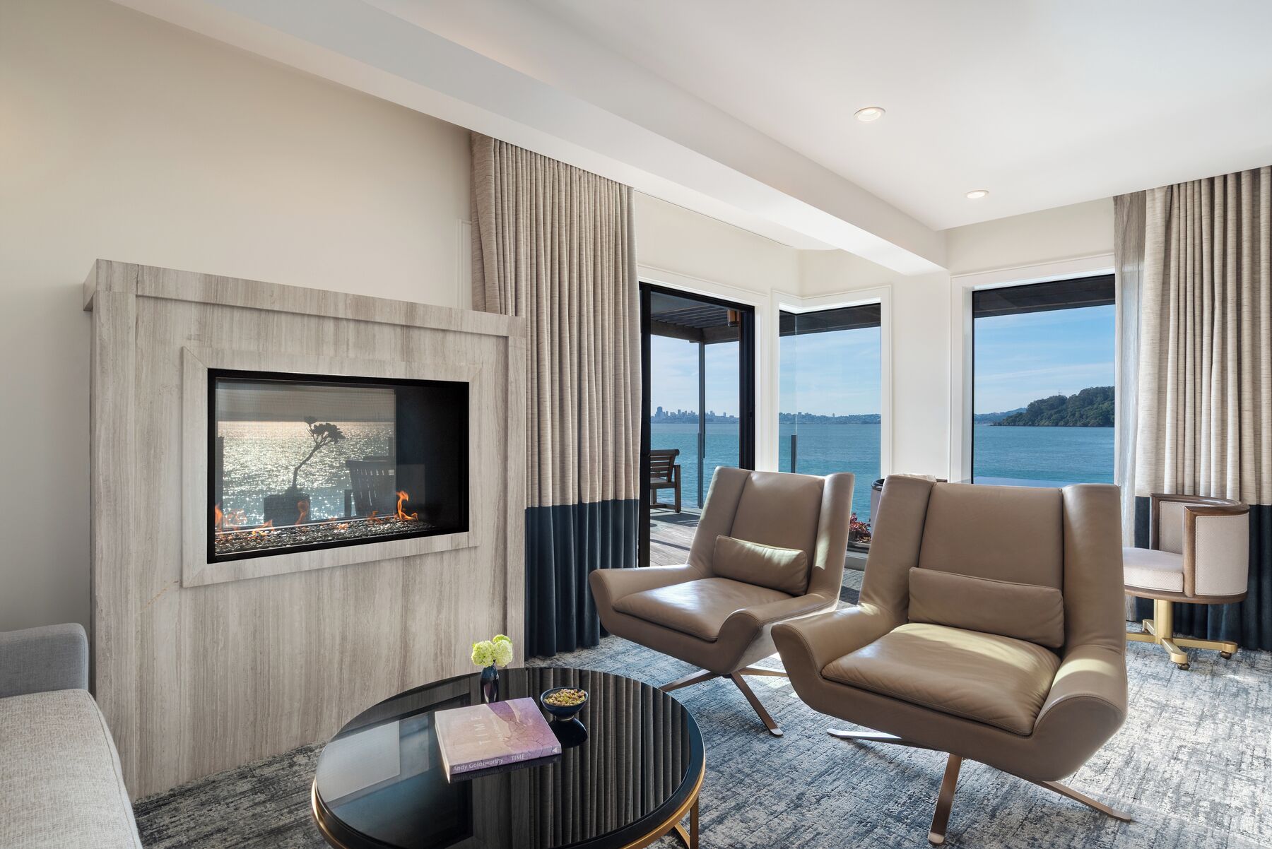 City Lights Spa Suite Accessible | 거실 공간