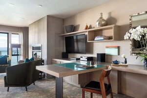 Skyline Spa Suite | Living area