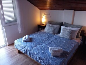 2 Schlafzimmer, BĂŒgeleisen/BĂŒgelbrett, WLAN, BettwĂ€sche