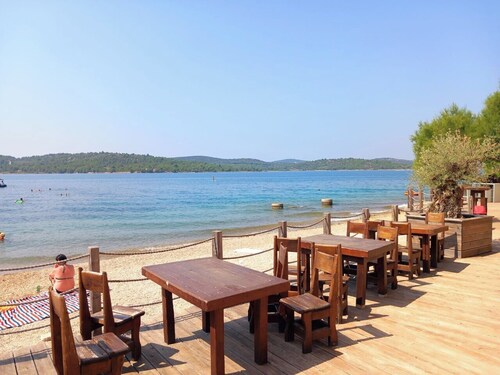 Family apartment in Pirovac - 200 m to the beach (up to 7 people)
