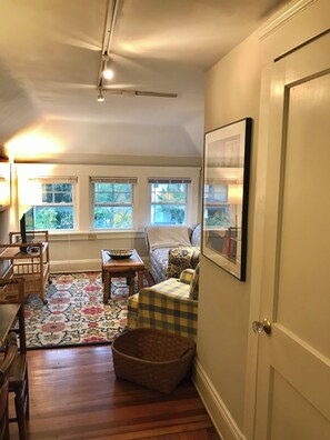 Living area - Cleveland Clinic, 7 minutes from: Oak3 (Cleveland Heights)