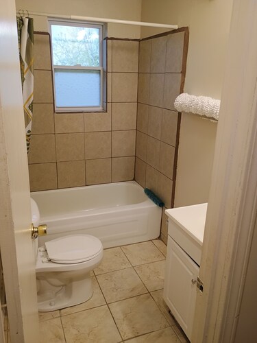 Charming 2-bedroom house in peaceful Greenwood near Caverns SP. No pet fee.