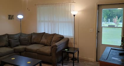 Charming 2-bedroom house w/AC/heat in peaceful Greenwood near Caverns State Park