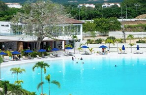 Outdoor pool - Kristal Lagoon Luxury Top Floor Condo in Baia Kristal, Cartagena (Bolívar)