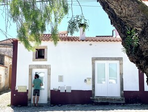 Exterior - Fat House (A da Gorda)