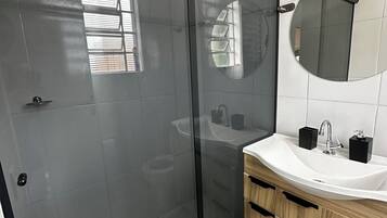 Haartrockner, Handtücher, Seife, Toilettenpapier