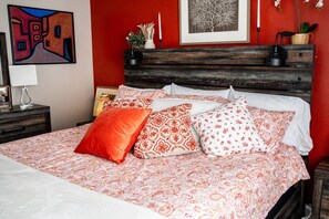 Desk, iron/ironing board, WiFi, bed sheets