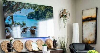 Modern New 3BR Hot Tub & Sauna - Peaceful Getaway