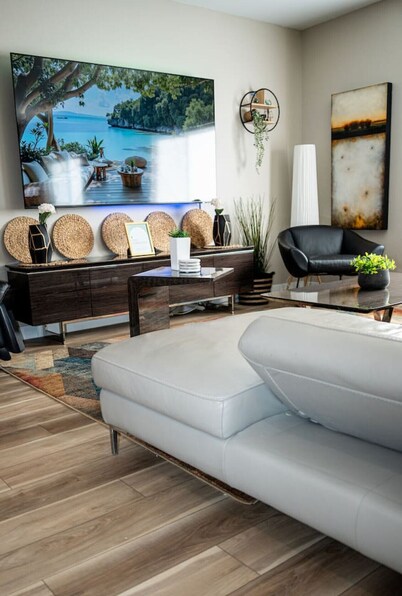 Modern New 3BR Hot Tub & Sauna - Peaceful Getaway