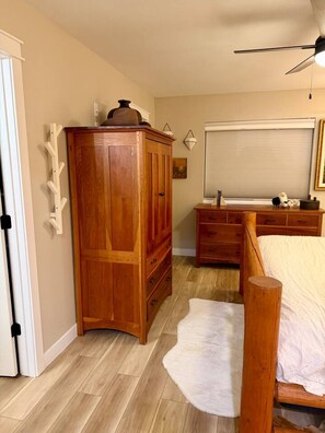 Escritorio, tabla de planchar con plancha, wifi y ropa de cama 
