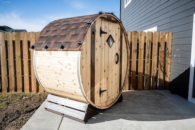 Modern New 3BR Hot Tub & Sauna - Peaceful Getaway