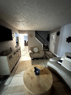 Living area - Cozy Family Getaway 3BR w Game Room & Fenced Backyard (Cincinnati)