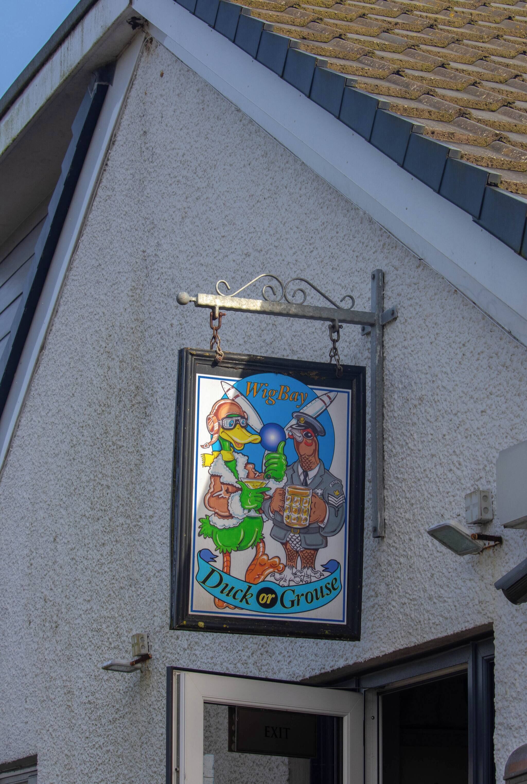 Un bâtiment sur lequel on peut voir une enseigne représentant un canard et une perdrix.