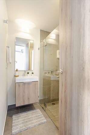Douche, sèche-cheveux, bidet, serviettes fournies
