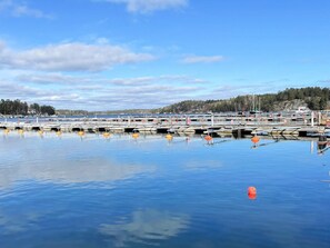 A marina with multiple docks and boats, calm water, and a clear sky. - 3 Person Holiday Home in Dalaro (Dalaro)