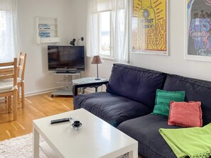 A living room with a sofa, a coffee table, a TV, and a bookshelf. - 3 Person Holiday Home in Dalaro (Dalaro)