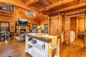 Interior - Enchanting 2-bedroom cabin in charming Ellijay (Ellijay)