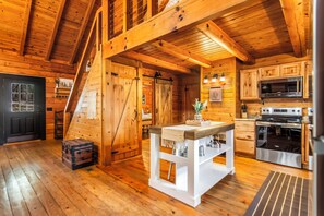 Microwave, oven, stovetop, dishwasher - Enchanting 2-bedroom cabin in charming Ellijay (Ellijay)