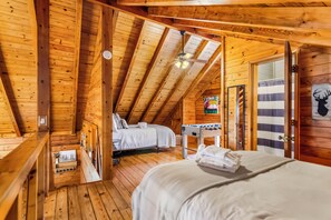 2 bedrooms, iron/ironing board, Internet, bed sheets - Enchanting 2-bedroom cabin in charming Ellijay (Ellijay)