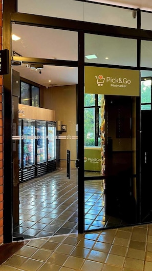 Myymälän sisäänkäynti, jossa on kyltti, jossa lukee ”Pick&Go Minimarket”, ja kylmävitriinit.