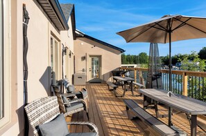 Outdoor dining - Luxury Lakefront Cottage | Private Dock & Retreat (FARA)