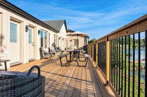 Outdoor dining - Luxury Lakefront Cottage | Private Dock & Retreat (FARA)