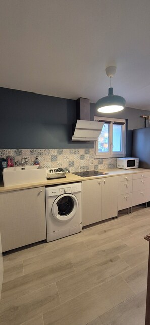 Private kitchen - Charming detached house with swimming pool close to climbing sites (Oncy-sur-École)