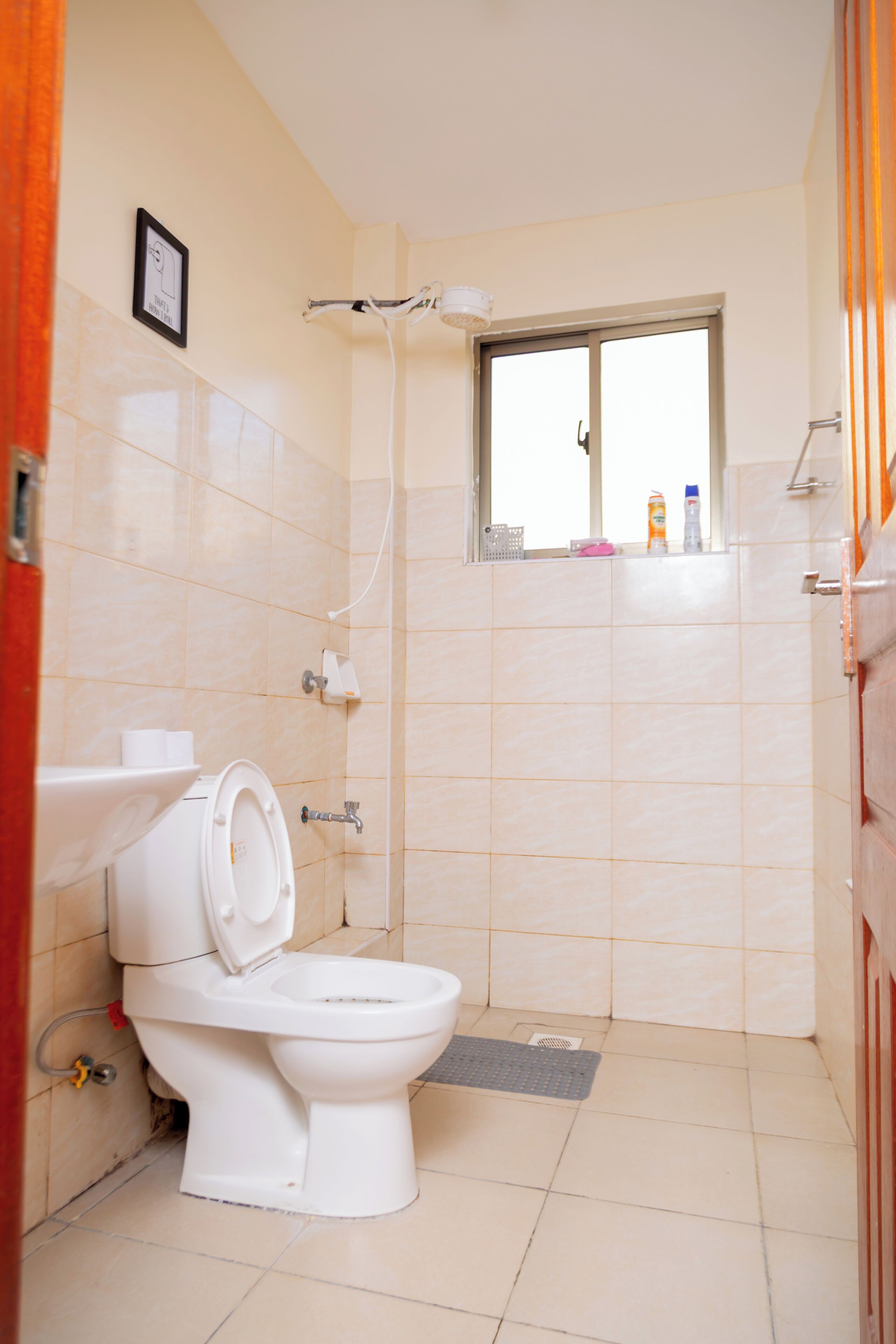Regadera, toallas, jabón, papel de baño 